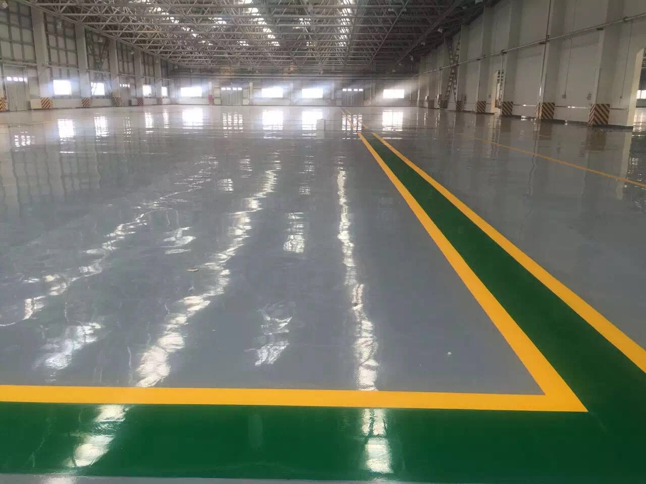 环氧地坪施工流程详解：基层处理到面涂施工
